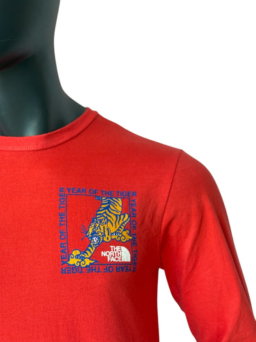 The North Face Année du Tigre Style Vintage Rétro Graphic T-shirt Manches Longues Rouge Y2K Streetwear Taille S Convient M